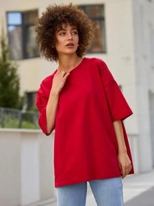 Λήψη δρόμου από κόκκινο oversized βαμβακερό t-shirt με λεπτομέρεια υφής υφάσματος premium