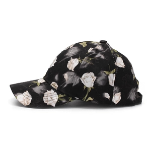 Détail d'une casquette noire avec imprimé rose blanche et texture de tissu usé tendance