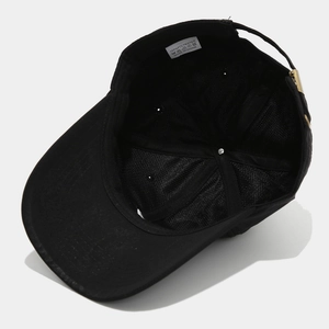 Détail intérieur de casquette de baseball noire avec bandeau et étiquette matière