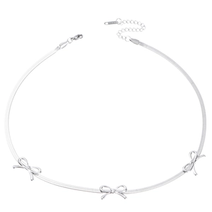 Silberne Schlangenkette mit drei polierten Schleifenanhängern und Karabinerverschluss