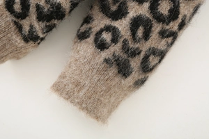 Gros plan du poignet en maille léopard du gilet avec texture pelucheuse et finition côtelée