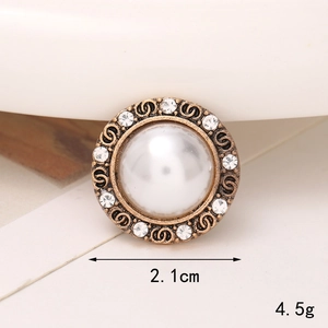 Dettaglio charm per scarpe con perla vintage da 2,1 cm, bordo in cristallo e bronzo