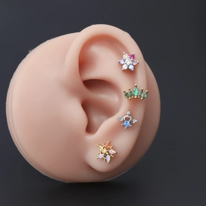 Détail de boucles d'oreilles en acier inoxydable avec fleurs en zircon coloré et couronnes