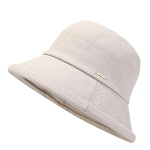 Chapeau bob beige minimaliste avec tissu texturé ondulé et plaque en métal doré chic
