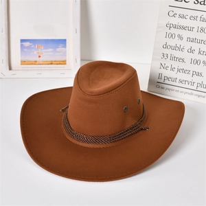Dettaglio ravvicinato di cappello cowboy marrone in pelle scamosciata con corda