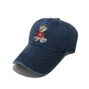 Detail der Teddybär-Stickerei auf einer Vintage gewaschenen blauen Denim-Kappe