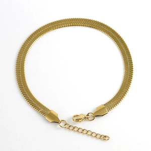 Detail eines goldenen Schlangenketten-Armbands mit verstellbarem Karabinerverschluss