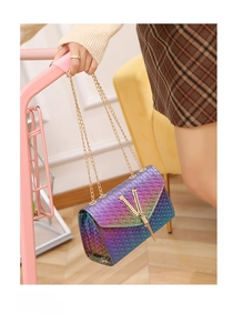 Détail du sac à bandoulière tressé dégradé avec fermoir en V doré et bandoulière chaîne