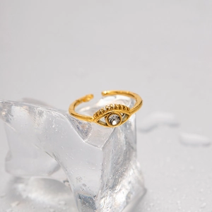 Anello aperto occhio del male placcato oro 18K con zircone su sfondo di ghiaccio puro