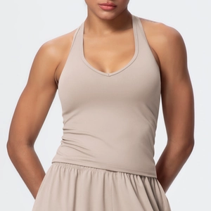 Détail d'un haut de sport beige à col en V et d'un short extensible assorti pour le fitness