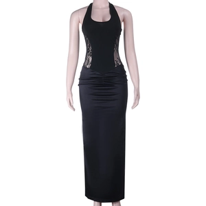 Robe de soirée licou noire élégante avec découpe en dentelle et jupe longue au sol