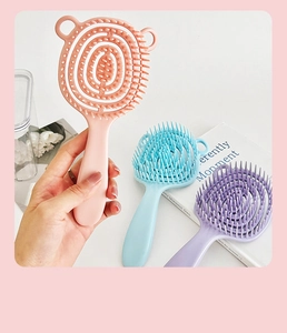 Dettaglio di spazzole massaggianti ergonomiche per animali in rosa, blu e viola con orecchie
