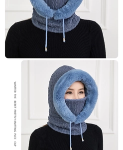 Detail van grijsblauwe gebreide wintermuts met dikke voering van imitatiebont en oorkleppen