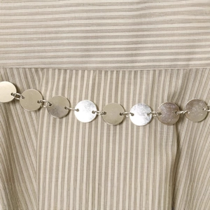 Ceinture à disques métalliques argentés sur jupe beige à rayures pour femmes