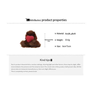 Détail de la pince à cheveux en peluche avec cœur affichant les dimensions de neuf cm