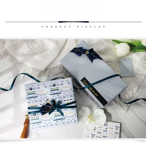 Vue détaillée de papier cadeau kraft blanc 80g avec motifs de chats et lignes