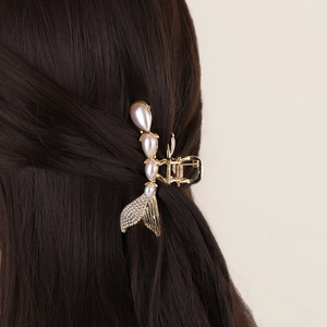 Pince à cheveux queue de poisson dorée avec perles et strass sur cheveux