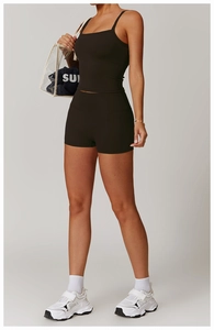 Détail du short de yoga taille haute effet galbant et son haut de sport assorti