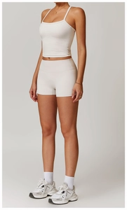 Détail de l'ensemble de yoga crème avec haut à fines bretelles et short de sport taille haute
