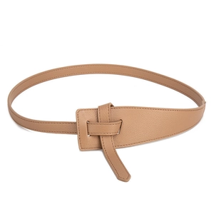 Detailansicht des minimalistischen Taillengürtels aus kamelfarbenem Leder mit Knotendesign