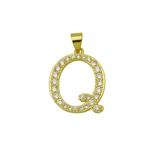 Vue détaillée du pendentif lettre Q plaqué or 18 carats avec pavage en zircon scintillant