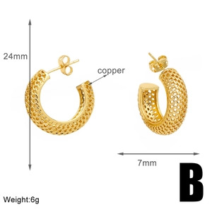 Vista detallada de pendientes en forma de C bañados en oro con textura y dimensiones
