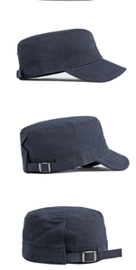 Vista dettagliata del berretto militare blu navy con fibbia in metallo regolabile