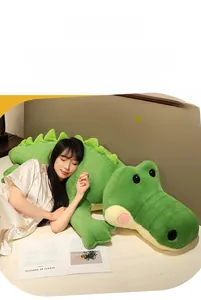 Détail d'un grand doudou crocodile vert avec tissu doux et finitions mignonnes