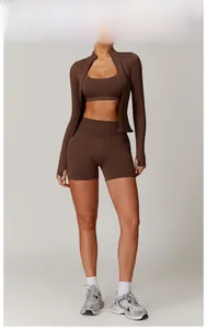 Detailansicht des kaffeebraunen nahtlosen Yoga-Sets mit Jacke und passenden Shorts