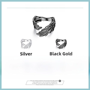 Details des Feder-Flügel-Rings aus S925 Silber mit vergoldetem Schwarzgold-Finish
