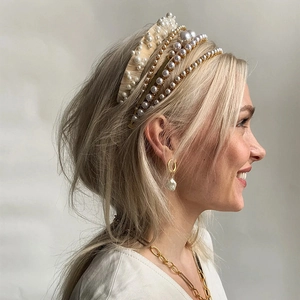 Serre-tête élégant à plusieurs couches pour femmes avec perles blanches sur monture dorée
