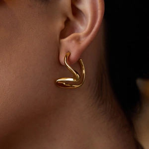 Élégantes boucles d'oreilles en acier inoxydable 18K au design de ligne tordue