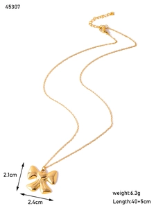 Vue détaillée d'un collier avec pendentif nœud en acier inoxydable doré et ses dimensions