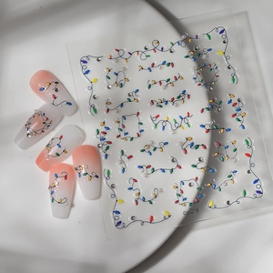 Dettaglio macro di adesivi per unghie neon 5D con manicure sfumata arancione vivace
