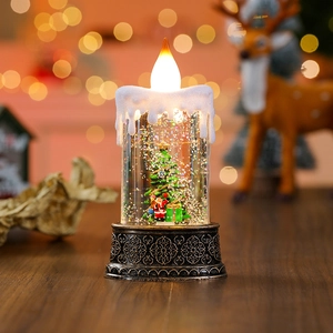 Dettaglio di una lanterna natalizia luminosa con Babbo Natale e paillettes scintillanti