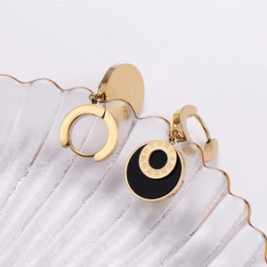 Retro goldene Titanstahl-Ohrringe mit schwarzen römischen Ziffernanhängern für Damen