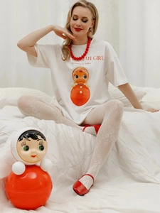 Λεπτομέρεια από λευκό βαμβακερό T-shirt με κόκκινο vintage σχέδιο και κείμενο νοσταλγίας