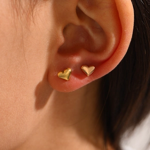 Boucles d'oreilles minimalistes en forme de cœur en acier inoxydable doré pour femme