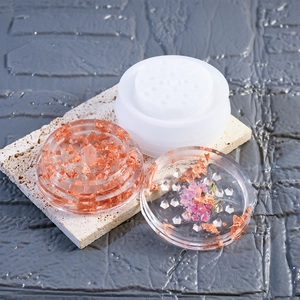 Dettaglio macro dello stampo in silicone per tritatutto in resina con fiori secchi