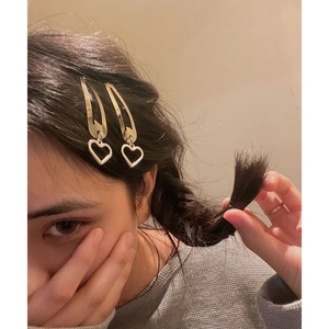 Silver metal heart pendant hair clip worn by model for a trendy Y2K aesthetic look