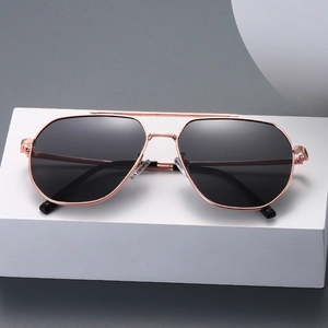 Gafas de sol aviador polarizadas con montura metálica de oro rosa y doble puente