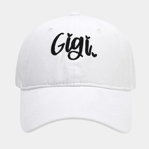 Dettaglio del ricamo Gigi su cappellino in cotone bianco con cuciture rifinite
