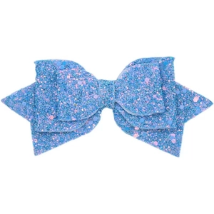 Vue détaillée du nœud papillon bleu pailleté avec une texture de sequins étincelants