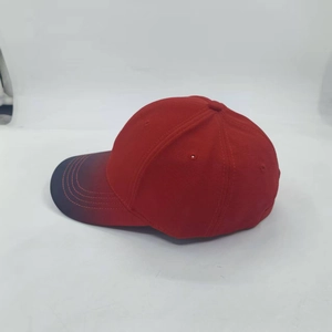 Détail de casquette rouge avec visière dégradé rouge et noir et six panneaux