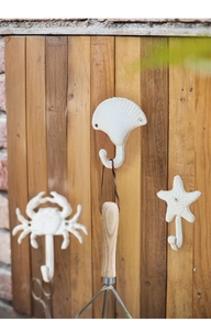 Detailansicht der Gusseisen-Haken im Ozean-Design mit Krabbe, Muschel und Seestern
