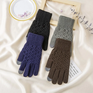 Détails de gants en maille en quatre coloris avec décor hivernal sur tissu