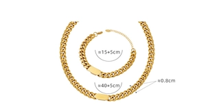 Détail de l'ensemble collier et bracelet à grosse chaîne gourmette dorée avec plaques