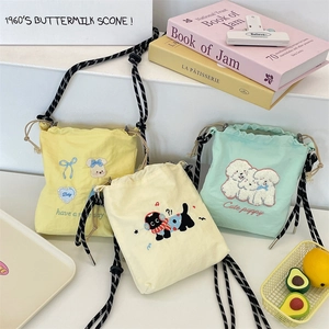 Drei bunte Canvas-Beuteltaschen mit niedlichen Tierstickereien in Lifestyle-Dekoration