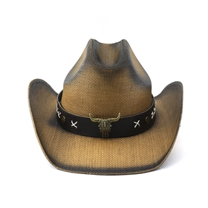 Dettaglio cappello cowboy in paglia intrecciata con fascia in pelle e fibbia a toro