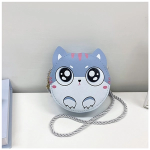 Détail du sac chien bleu en cuir PU avec bandoulière tressée argentée pour enfant